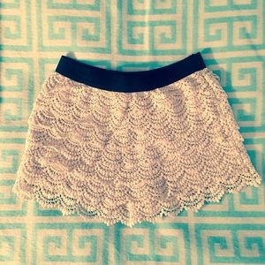 Forever 21 crochet lace tiered shorts, size L